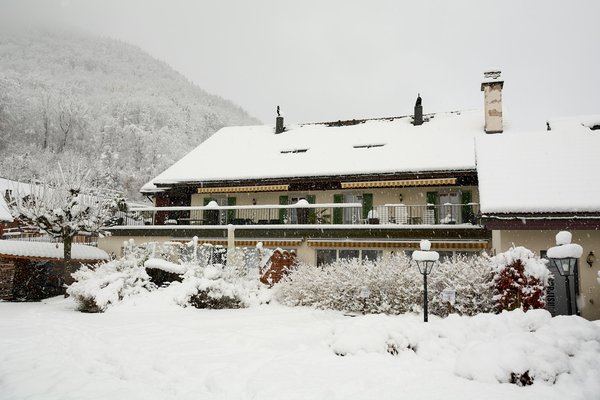 Où peut-on louer une maison de vacances en Suisse avec des cours de ski et des balades en traîneau à chiens?